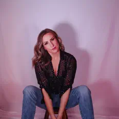 Écoutez Christina Alexandra, regardez des vidéoclips, lisez la biographie, consultez les dates de tournée et plus encore !