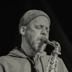 聆聽 Keir Neuringer、觀看音樂影片、閱讀小傳、查看巡演日期等！