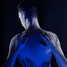 聆聽 VAYSrb、觀看音樂影片、閱讀小傳、查看巡演日期等！