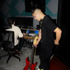 Poslechněte si interpreta The Wavy Kid, sledujte hudební videa, přečtěte si životopis, podívejte se na data turné a další informace.