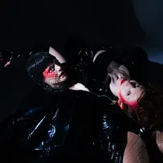 聆聽 Mother Feather、觀看音樂影片、閱讀小傳、查看巡演日期等！