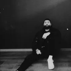 聆聽 Rojano、觀看音樂影片、閱讀小傳、查看巡演日期等！