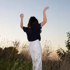 Écoutez Essie West, regardez des vidéoclips, lisez la biographie, consultez les dates de tournée et plus encore !