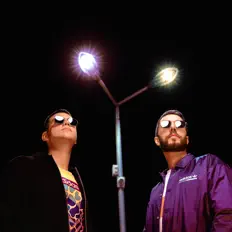 Poslechněte si interpreta Hux & Thin, sledujte hudební videa, přečtěte si životopis, podívejte se na data turné a další informace.