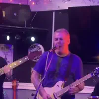 聆聽 undefined、觀看音樂影片、閱讀小傳、查看巡演日期等！