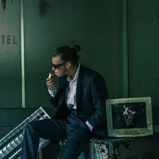 Vlakoを聴いたり、ミュージックビデオを鑑賞したり、経歴やツアー日程などを確認したりしましょう！