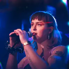 Mom's Home을(를) 듣고, 뮤직 비디오를 보고, 약력을 읽고, 투어 일정 등을 확인하세요!