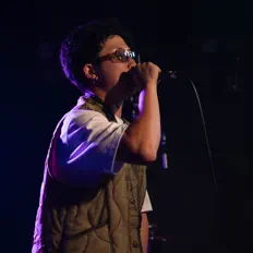 Hör dir KAIT an, schau dir Musikvideos an, lies die Biografie, finde Tourdaten und mehr!