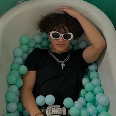 GodlyTypeを聴いたり、ミュージックビデオを鑑賞したり、経歴やツアー日程などを確認したりしましょう！