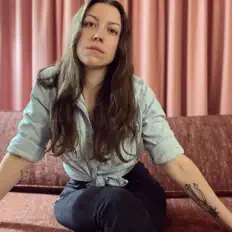 Poslechněte si interpreta Clare Doyle, sledujte hudební videa, přečtěte si životopis, podívejte se na data turné a další informace.