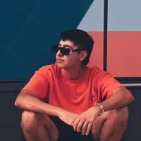 Escucha a undefined, mira videos musicales, lee su biografía, consulta las fechas de las gira y más.