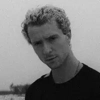 收听 undefined、观看音乐视频、阅读小传、查看巡演日期等 ！