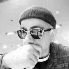 Ravi Kapoor을(를) 듣고, 뮤직 비디오를 보고, 약력을 읽고, 투어 일정 등을 확인하세요!