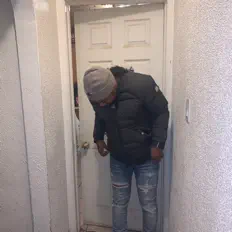 Wtm Reを聴いたり、ミュージックビデオを鑑賞したり、経歴やツアー日程などを確認したりしましょう！