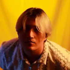聆聽 Circle Tone、觀看音樂影片、閱讀小傳、查看巡演日期等！