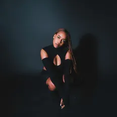 Nyaxを聴いたり、ミュージックビデオを鑑賞したり、経歴やツアー日程などを確認したりしましょう！