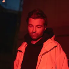 Dengarkan DIMV, tonton video musik, baca bio, lihat tanggal tur & lainnya!