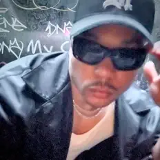 Luister naar COLDPRESSEDPAPI, bekijk muziekvideo's, lees de bio, bekijk de tourdata, en meer!