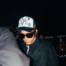 Rah Hefner सुनें, म्यूज़िक वीडियो देखें, बायो पढ़ें, दौरे की तारीखें और बहुत कुछ देखें!