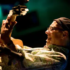 Dan Balmer सुनें, म्यूज़िक वीडियो देखें, बायो पढ़ें, दौरे की तारीखें और बहुत कुछ देखें!