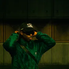 Hör dir Limon an, schau dir Musikvideos an, lies die Biografie, finde Tourdaten und mehr!