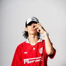 聆聽 Hill、觀看音樂影片、閱讀小傳、查看巡演日期等！