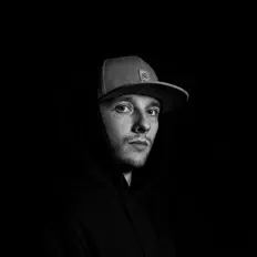 聆聽 IN_DUAL、觀看音樂影片、閱讀小傳、查看巡演日期等！