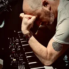 Escucha a Ryan M Barnes, mira vídeos musicales, lee la biografía, consulta fechas de giras y mucho más.