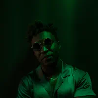 聆聽 undefined、觀看音樂影片、閱讀小傳、查看巡演日期等！