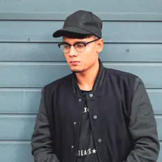 Poslechněte si interpreta DC, sledujte hudební videa, přečtěte si životopis, podívejte se na data turné a další informace.