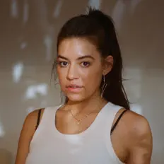 ALANA सुनें, म्यूज़िक वीडियो देखें, बायो पढ़ें, दौरे की तारीखें और बहुत कुछ देखें!