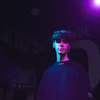收听 undefined、观看音乐视频、阅读小传、查看巡演日期等 ！