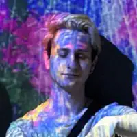 聆聽 undefined、觀看音樂影片、閱讀小傳、查看巡演日期等！