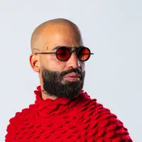 Ouve undefined, vê vídeos de música, lê a biografia, vê as datas da digressão e muito mais!