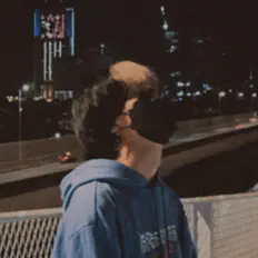 聆聽 asheu、觀看音樂影片、閱讀小傳、查看巡演日期等！