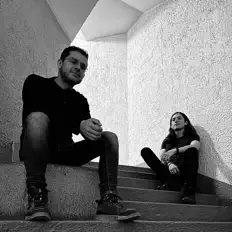 Ascolta Redwood, guarda video musicali, leggi la biografia, vedi le date del tour & altro!