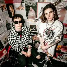 Skylight Parade सुनें, म्यूज़िक वीडियो देखें, बायो पढ़ें, दौरे की तारीखें और बहुत कुछ देखें!