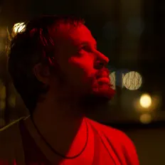 聆聽 Adam Bryanbaum Wiltzie、觀看音樂影片、閱讀小傳、查看巡演日期等！