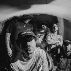 收听 Last Hounds、观看音乐视频、阅读小传、查看巡演日期等 ！