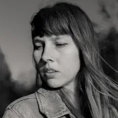 Hör dir Julia Lucille an, schau dir Musikvideos an, lies die Biografie, finde Tourdaten und mehr!