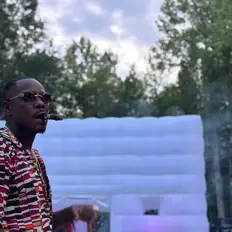 Poslechněte si interpreta Windsor Jones, sledujte hudební videa, přečtěte si životopis, podívejte se na data turné a další informace.