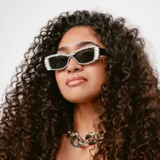 Dengarkan Analea Brown, tonton video musik, baca bio, lihat tanggal tur & lainnya!