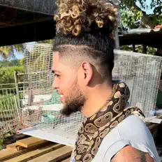 Hör dir BEZALEL an, schau dir Musikvideos an, lies die Biografie, finde Tourdaten und mehr!