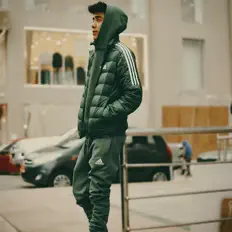 CHOGO을(를) 듣고, 뮤직 비디오를 보고, 약력을 읽고, 투어 일정 등을 확인하세요!