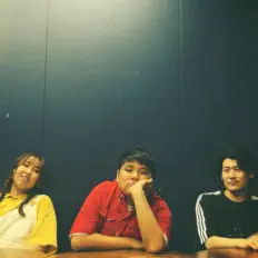 聆聽 四色菫、觀看音樂影片、閱讀小傳、查看巡演日期等！