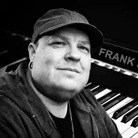 Poslechněte si interpreta undefined, sledujte hudební videa, přečtěte si životopis, podívejte se na data turné a další informace.