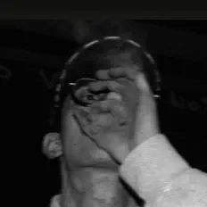 Poslechněte si interpreta desgrasz*, sledujte hudební videa, přečtěte si životopis, podívejte se na data turné a další informace.