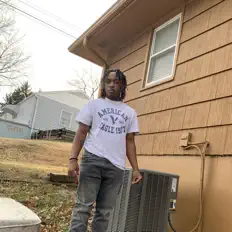 Ouça NBM, assista a videoclipes, leia a biografia, veja as datas das turnês e mais!