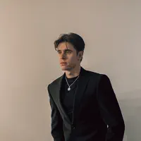 Poslechněte si interpreta undefined, sledujte hudební videa, přečtěte si životopis, podívejte se na data turné a další informace.