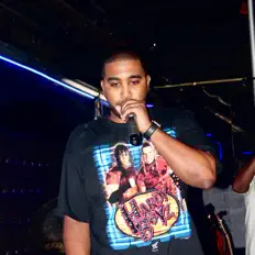 AD the Artistを聴いたり、ミュージックビデオを鑑賞したり、経歴やツアー日程などを確認したりしましょう！